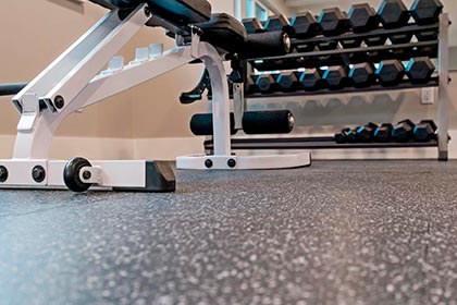 Losas de Caucho de la más alta calidad, moteados EPDM blanco, sobre caucho negro para instalaciones deportivas y gimnasios